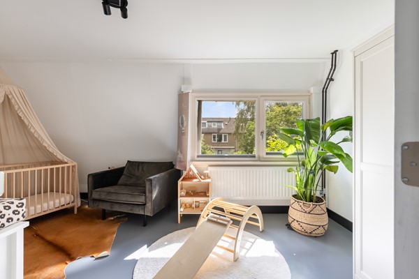Foto - Verkocht onder voorbehoud: Instapklare tussenwoning op een rustige, autoluwe locatie!